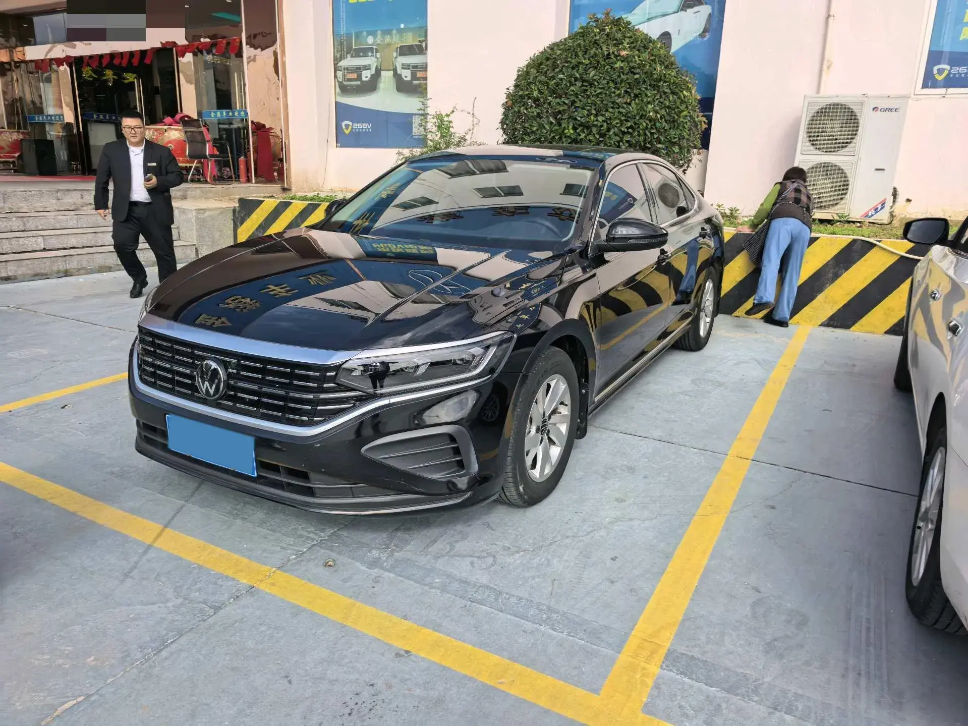 2024 VOLKSWAGEN PASSAT view 1