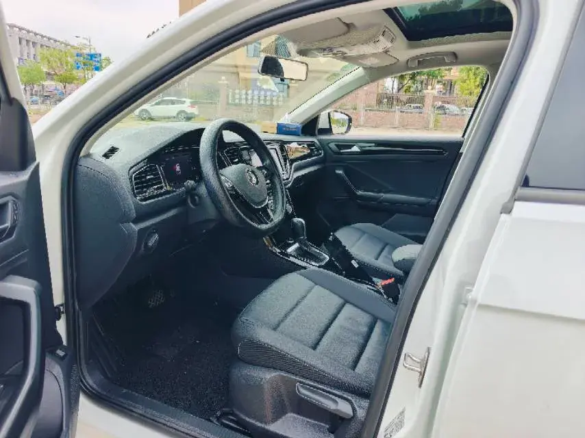 2020 VOLKSWAGEN T-ROC thumbnail 4