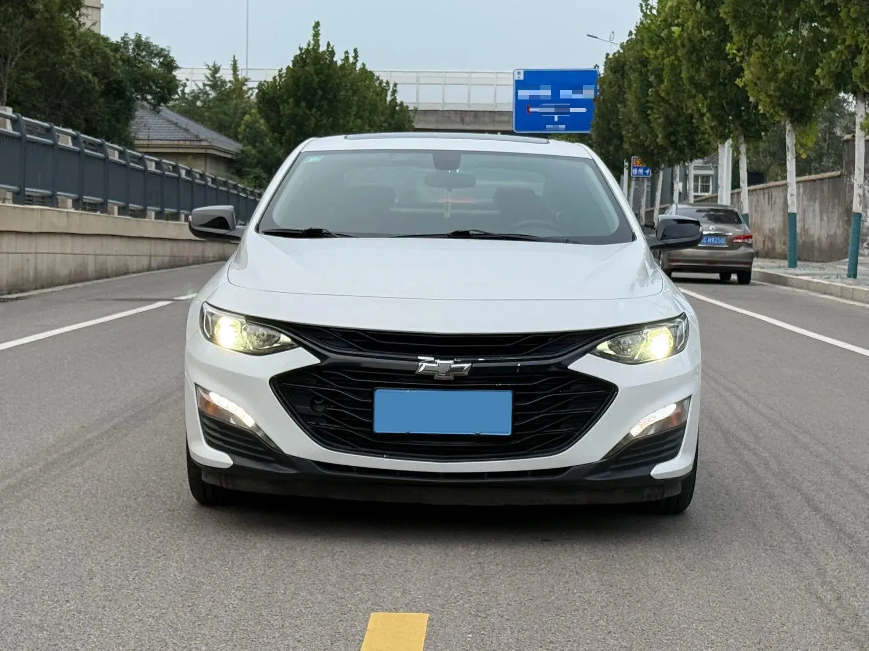 2019 CHEVROLET MALIBU thumbnail 2