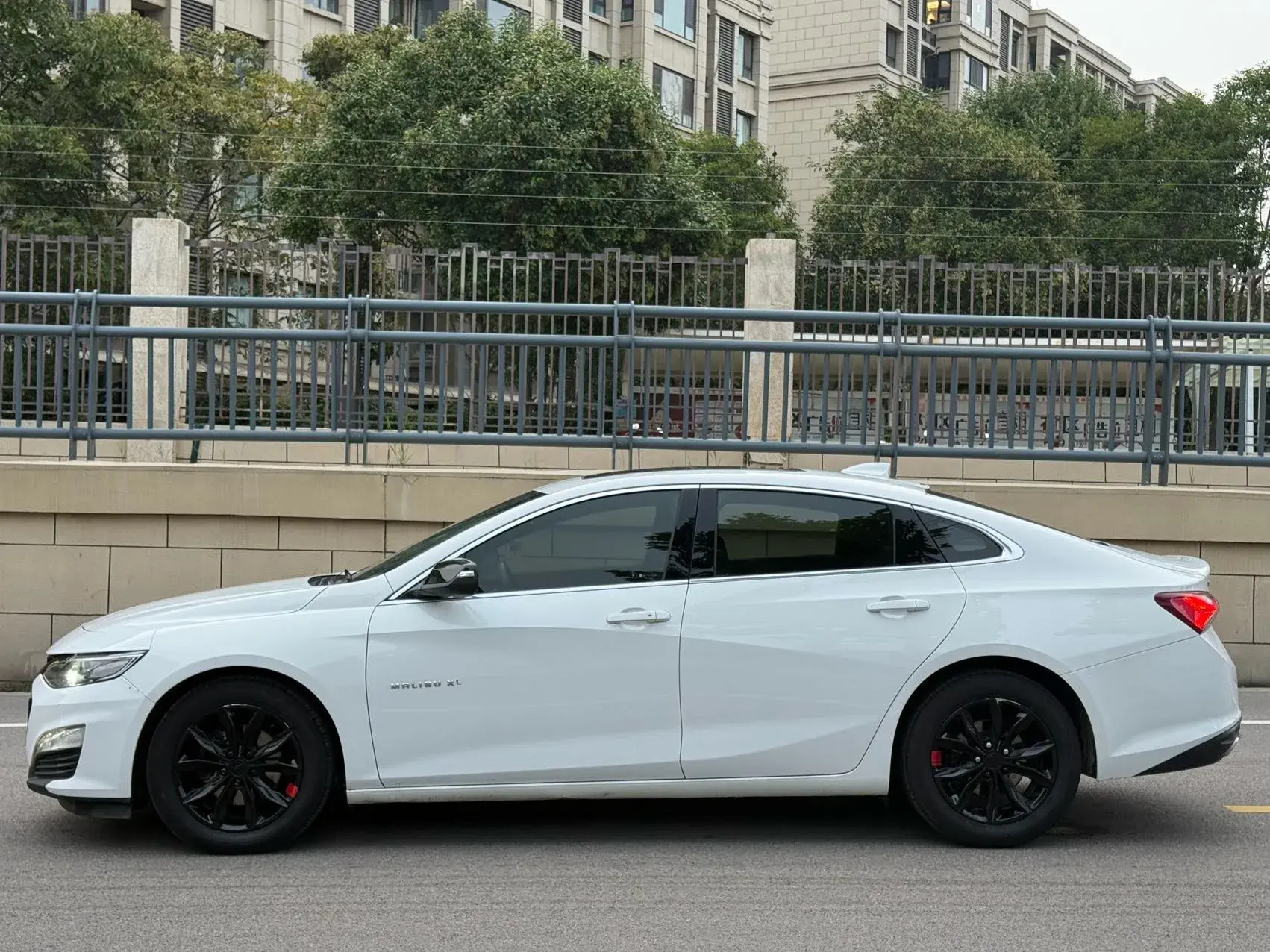2019 CHEVROLET MALIBU thumbnail 3