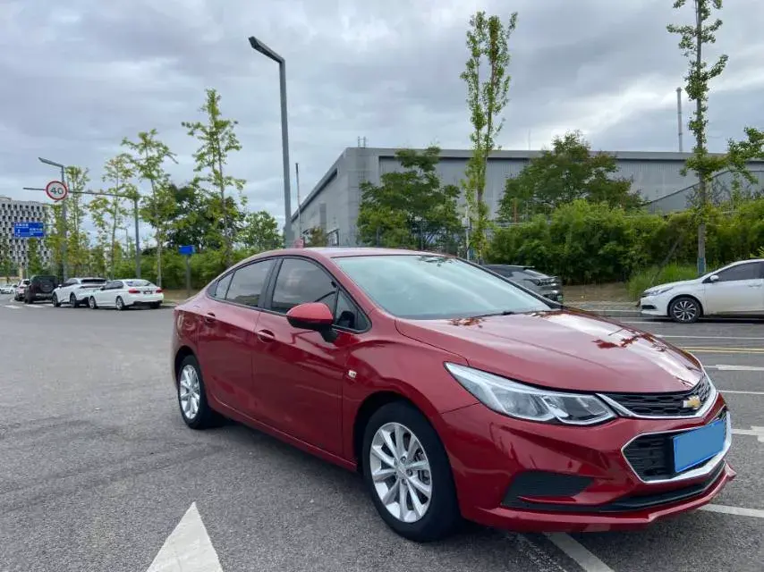 2018 CHEVROLET CRUZE thumbnail 3