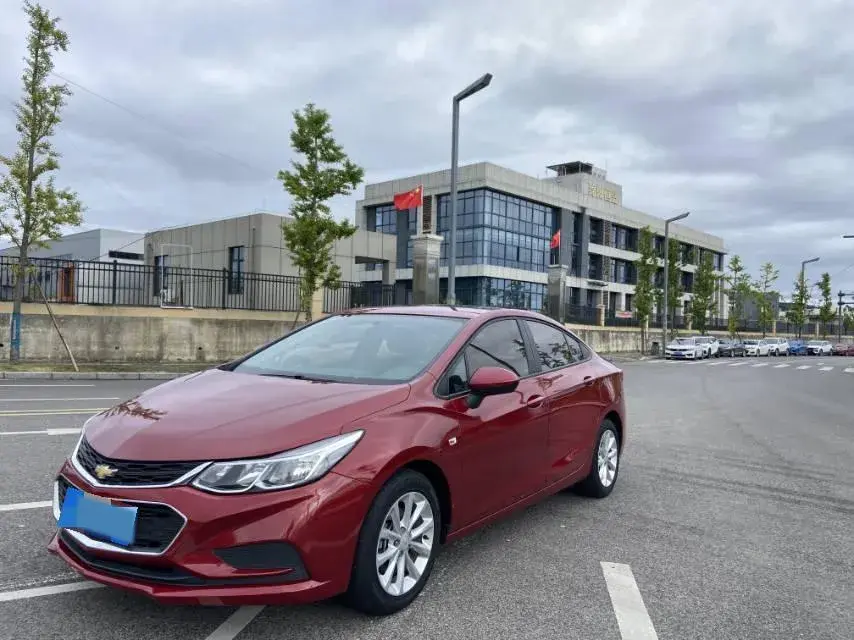 2018 CHEVROLET CRUZE view 1