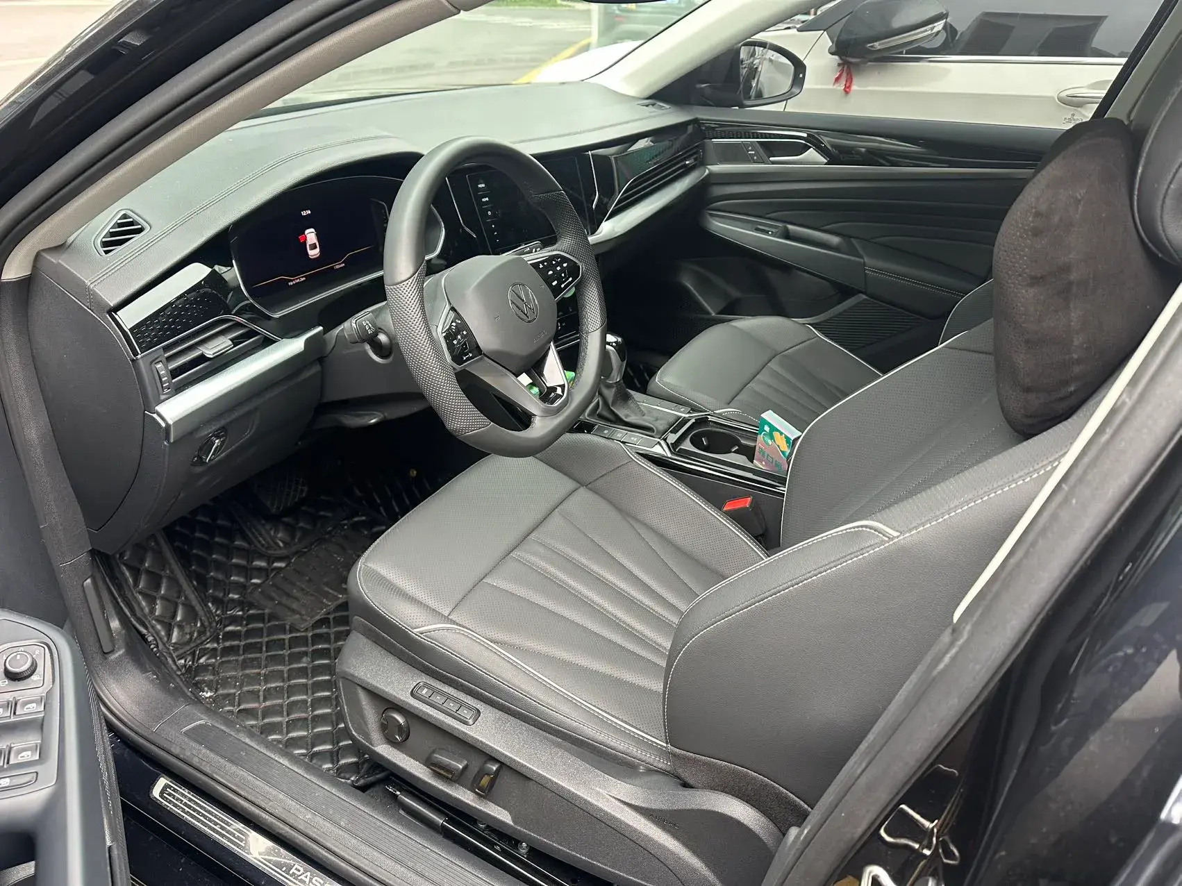 2024 VOLKSWAGEN PASSAT thumbnail 4