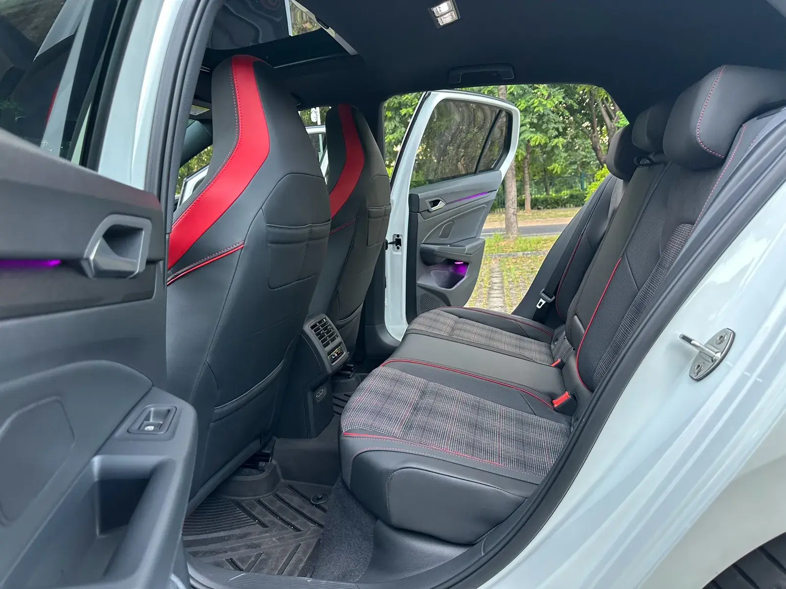 2023 VOLKSWAGEN GOLFGTI thumbnail 3