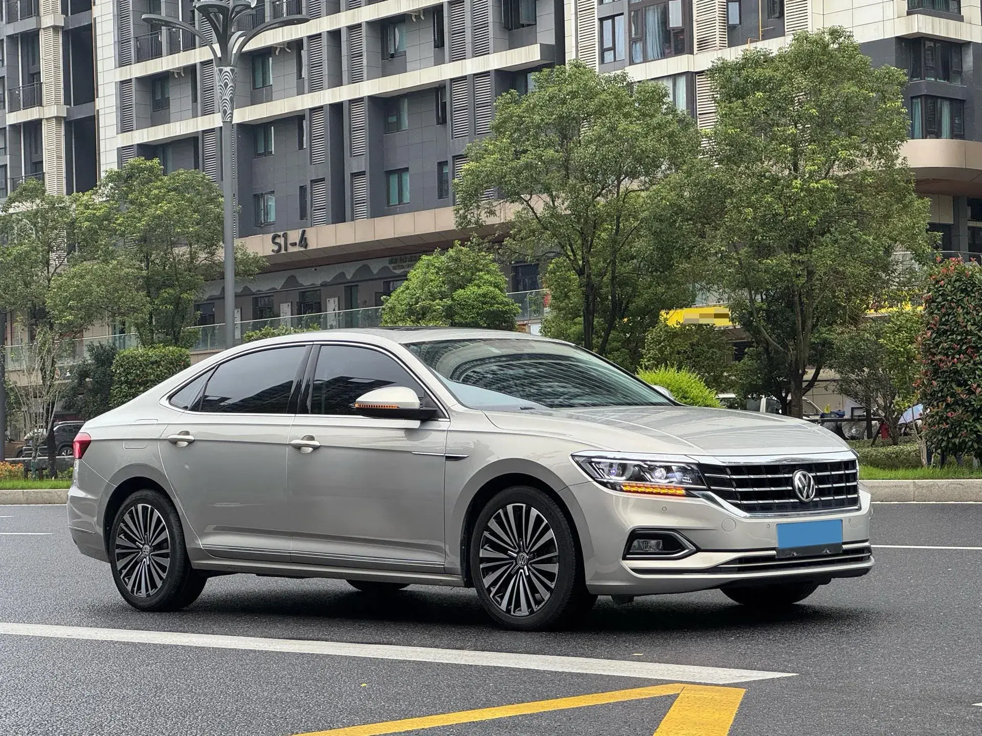 2020 VOLKSWAGEN PASSAT thumbnail 3