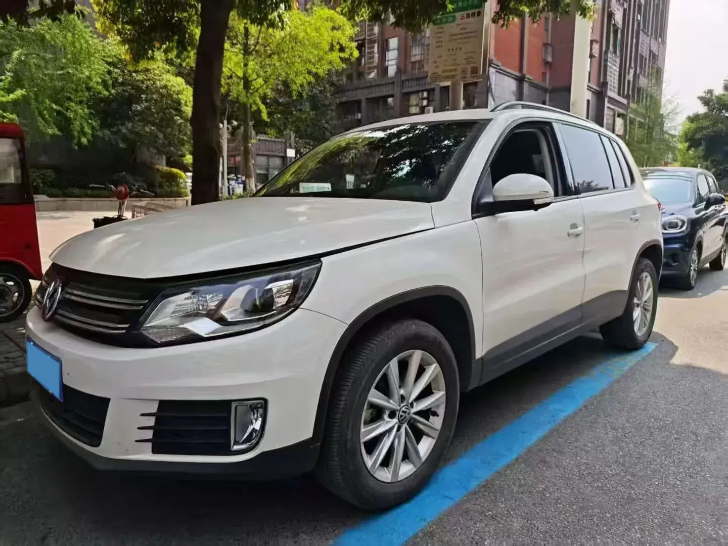 2016 VOLKSWAGEN TIGUAN view 1