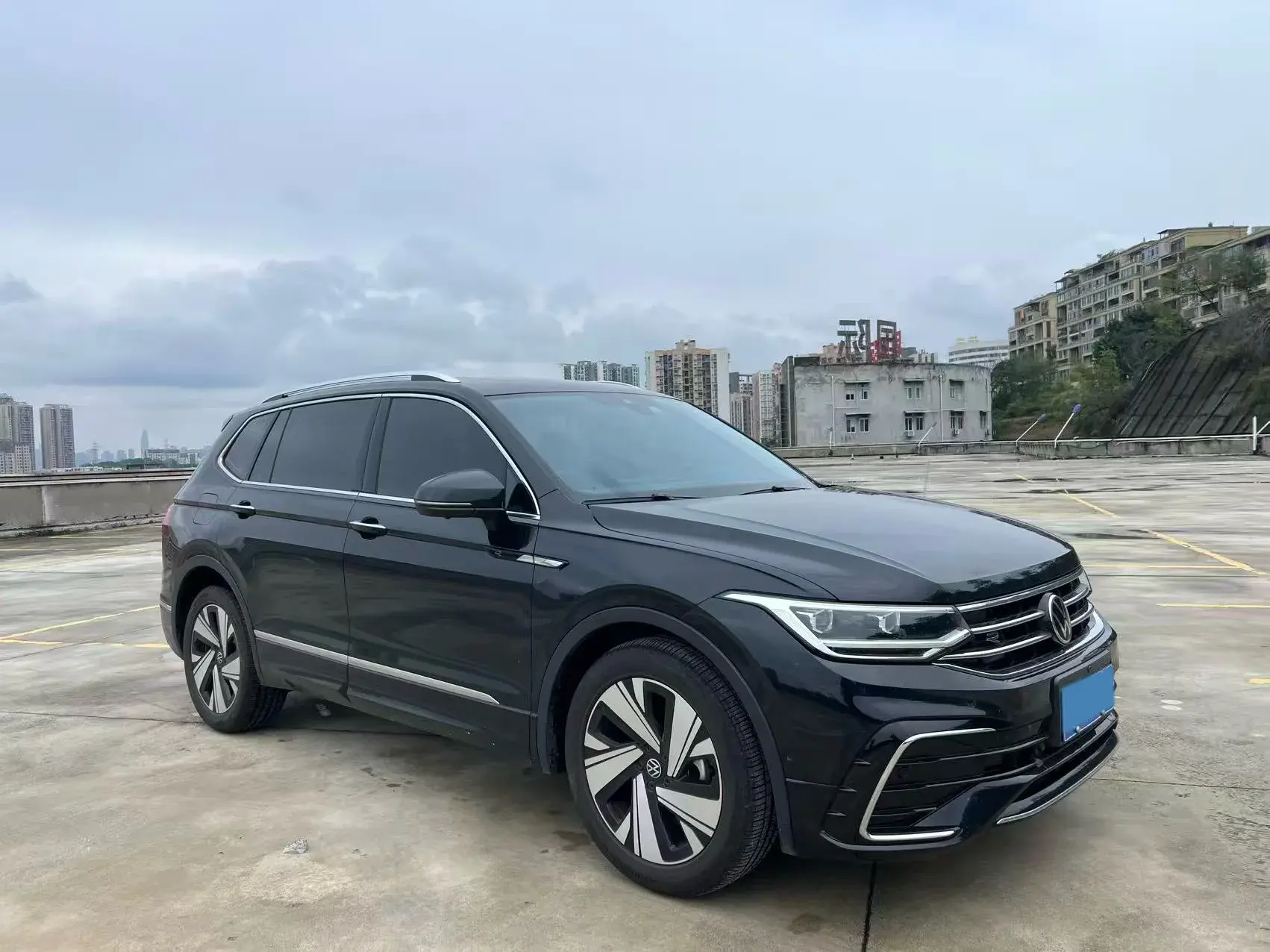 2023 VOLKSWAGEN TIGUAN thumbnail 3