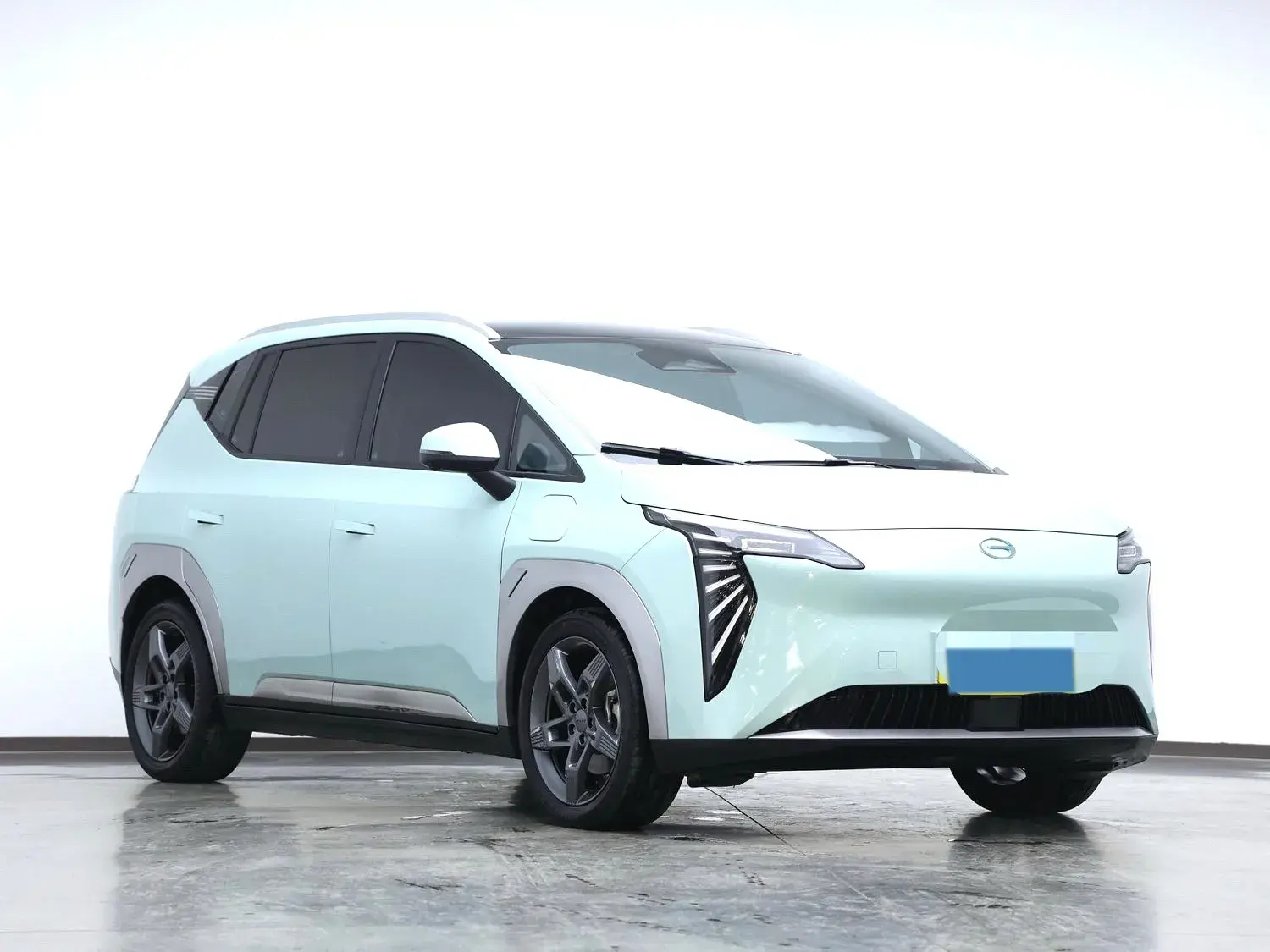 2023 AION Y thumbnail 3