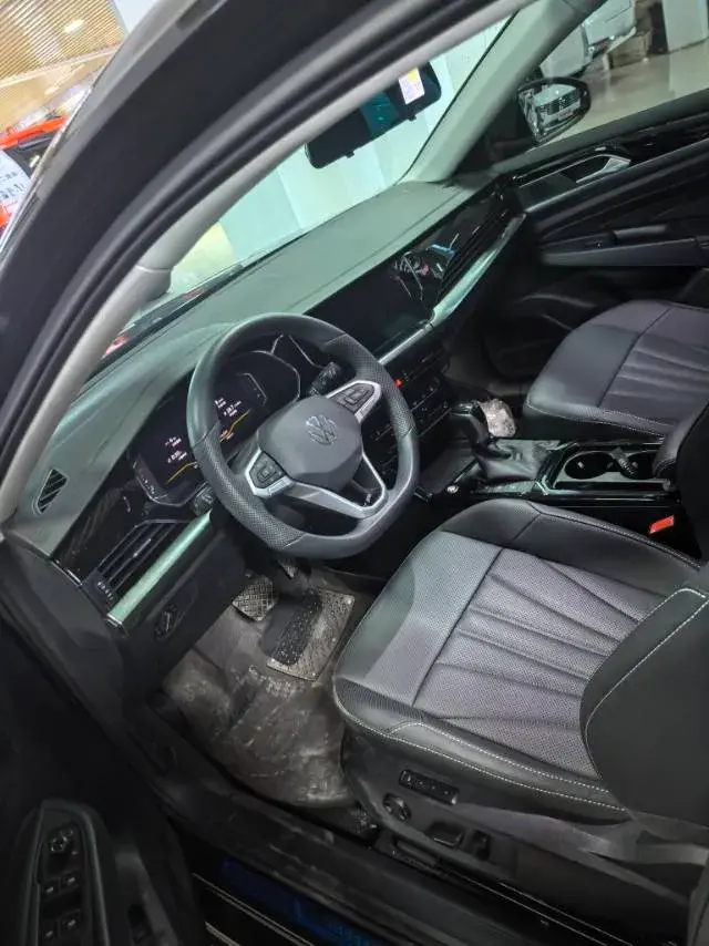 2025 VOLKSWAGEN PASSAT thumbnail 2