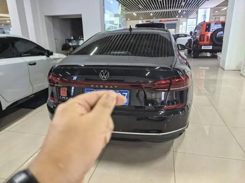 2025 VOLKSWAGEN PASSAT thumbnail 4