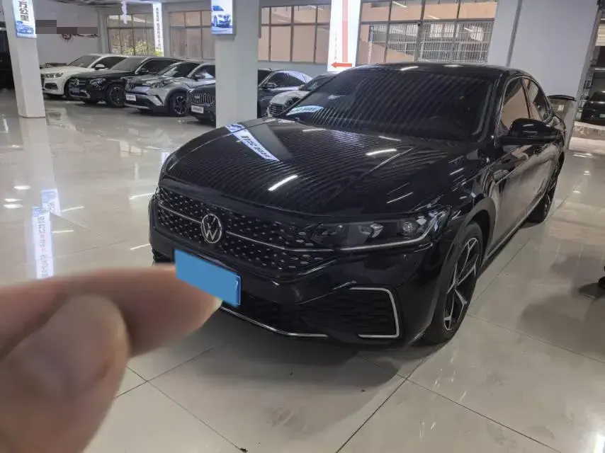 2025 VOLKSWAGEN PASSAT view 1