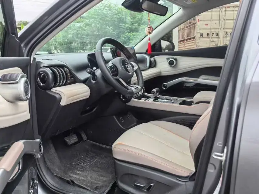 2025 BYD YUAN thumbnail 4