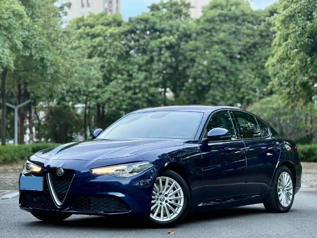 2017 Alfa Romeo Giulia 2.0T 200HP L4 8AT