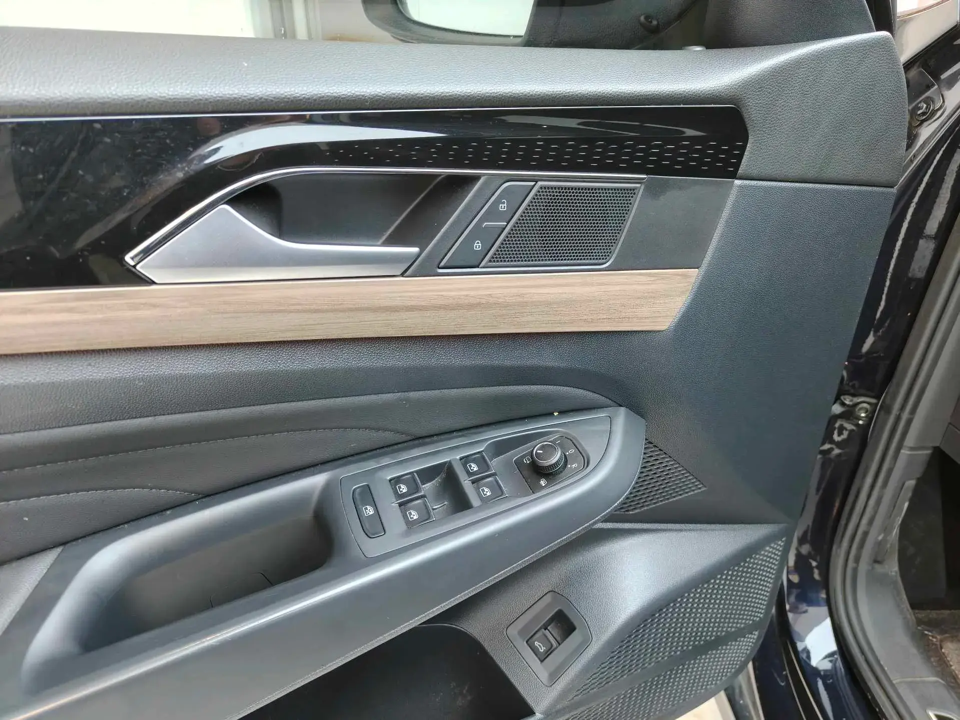 2019 VOLKSWAGEN PASSAT thumbnail 4