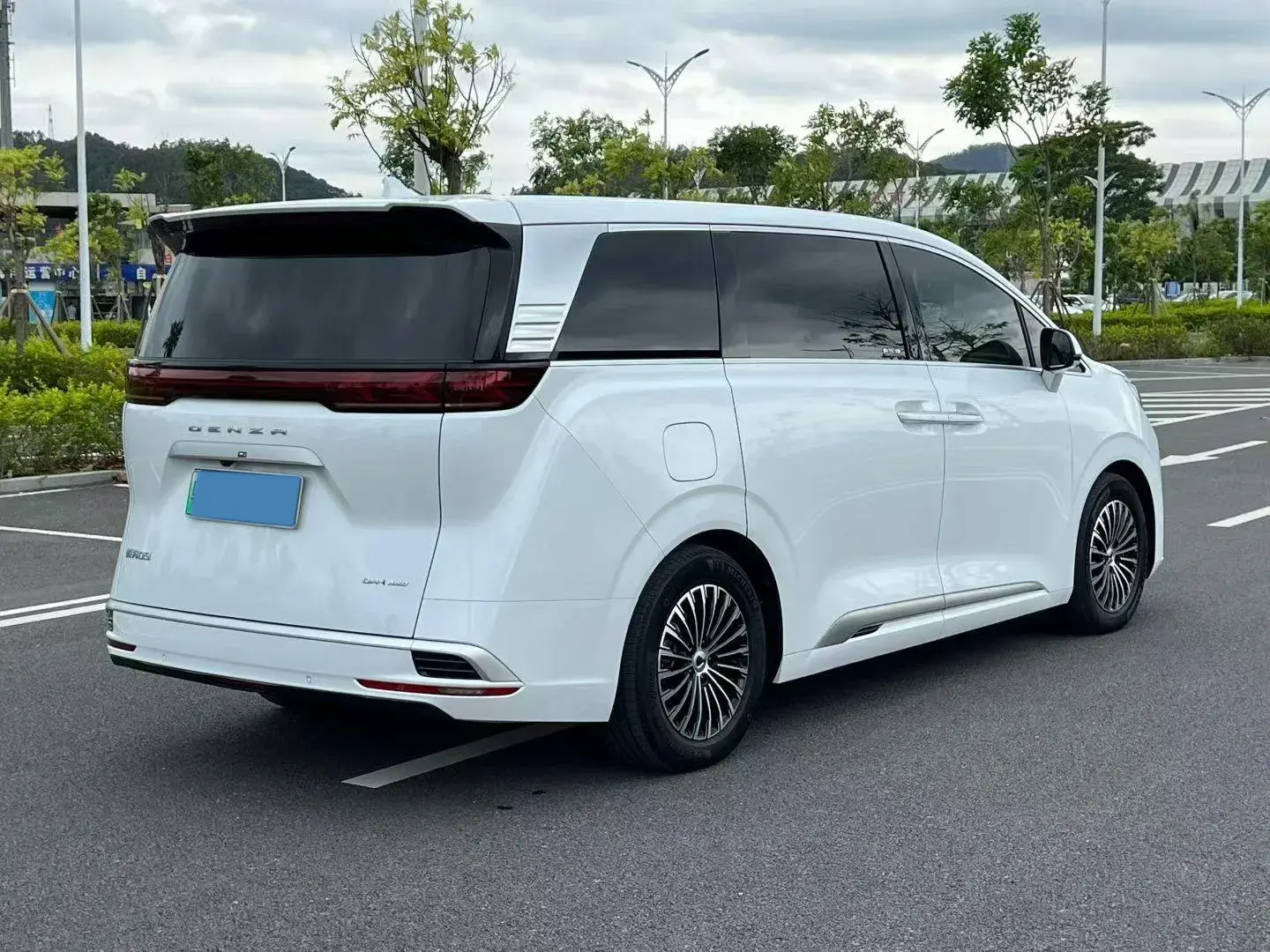 2022 DENZA D9 thumbnail 3