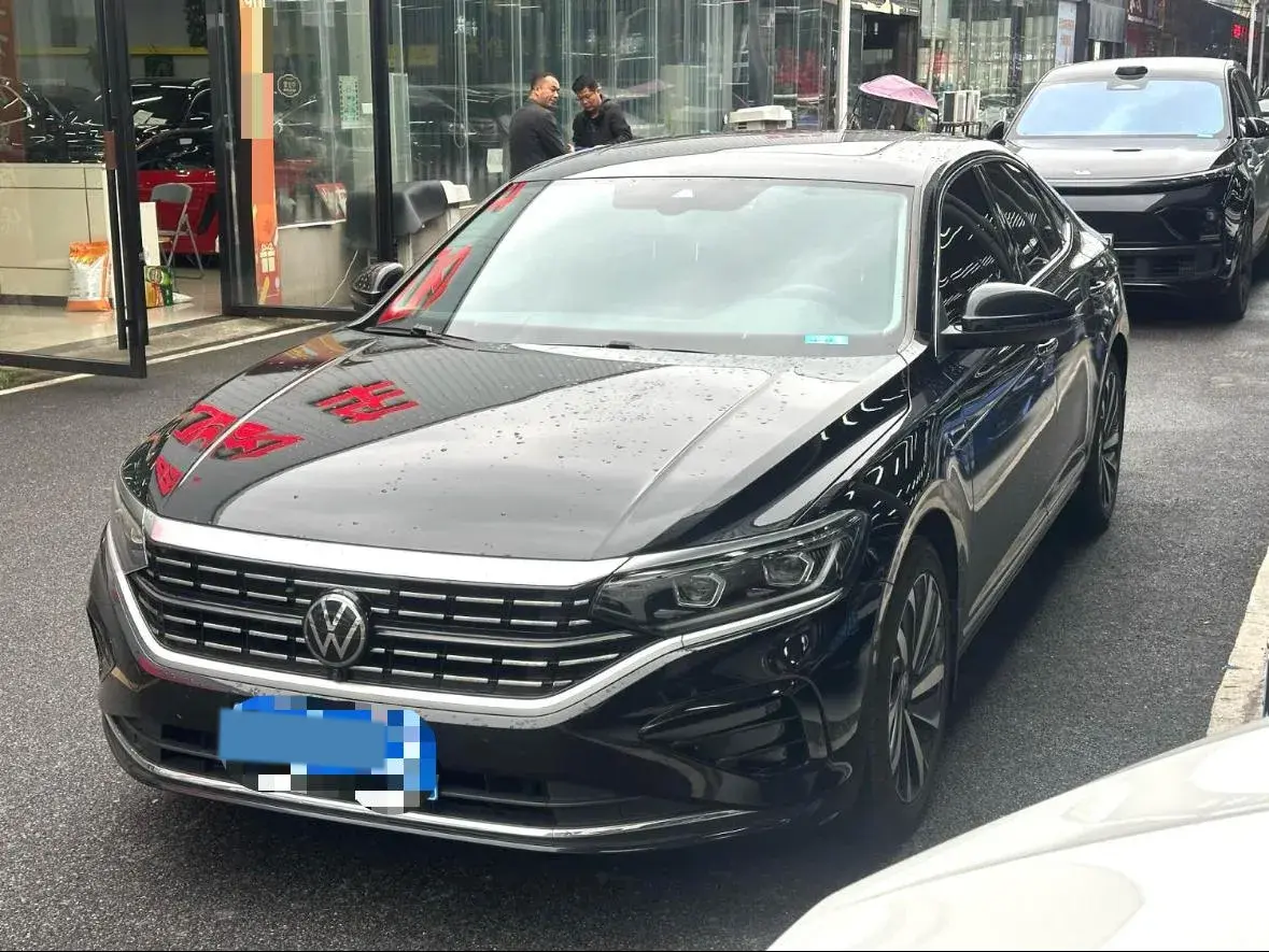 2023 VOLKSWAGEN PASSAT view 1