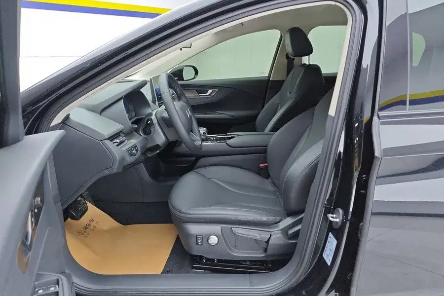 2023 HONGQI E-QM5 thumbnail 3