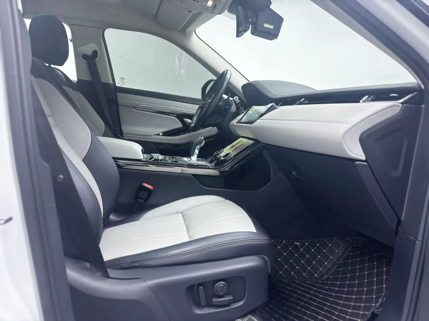 2020 LAND ROVER thumbnail 4