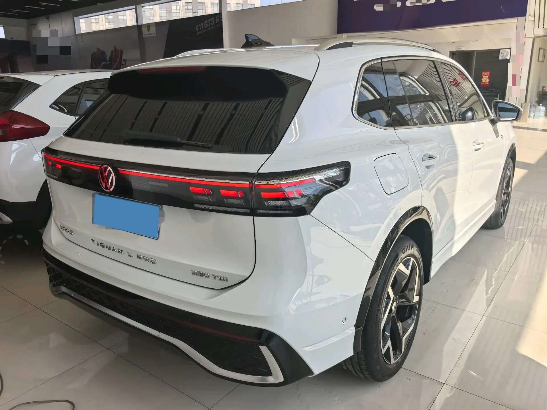 2025 VOLKSWAGEN TIGUAN thumbnail 2