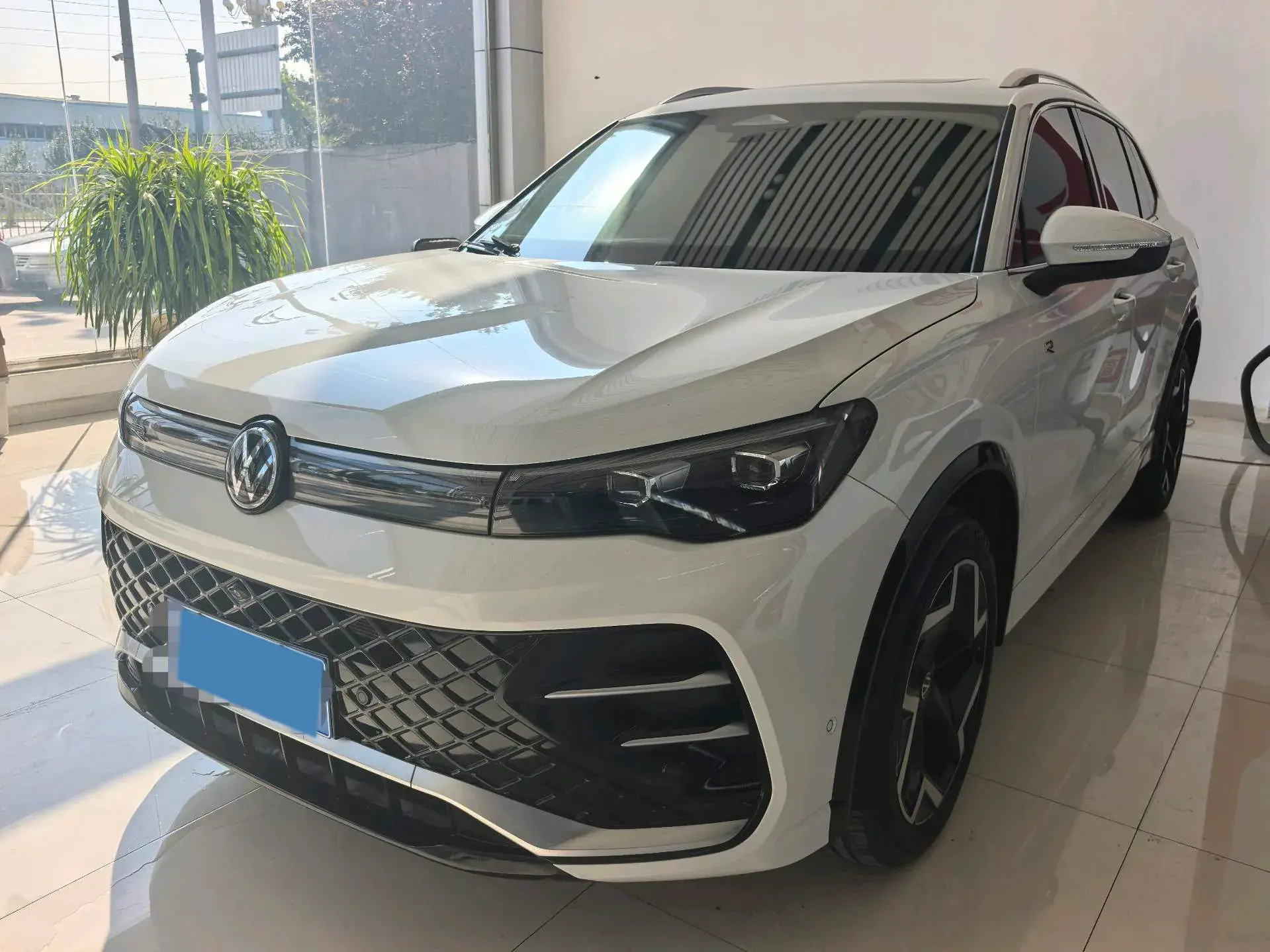 2025 VOLKSWAGEN TIGUAN view 1