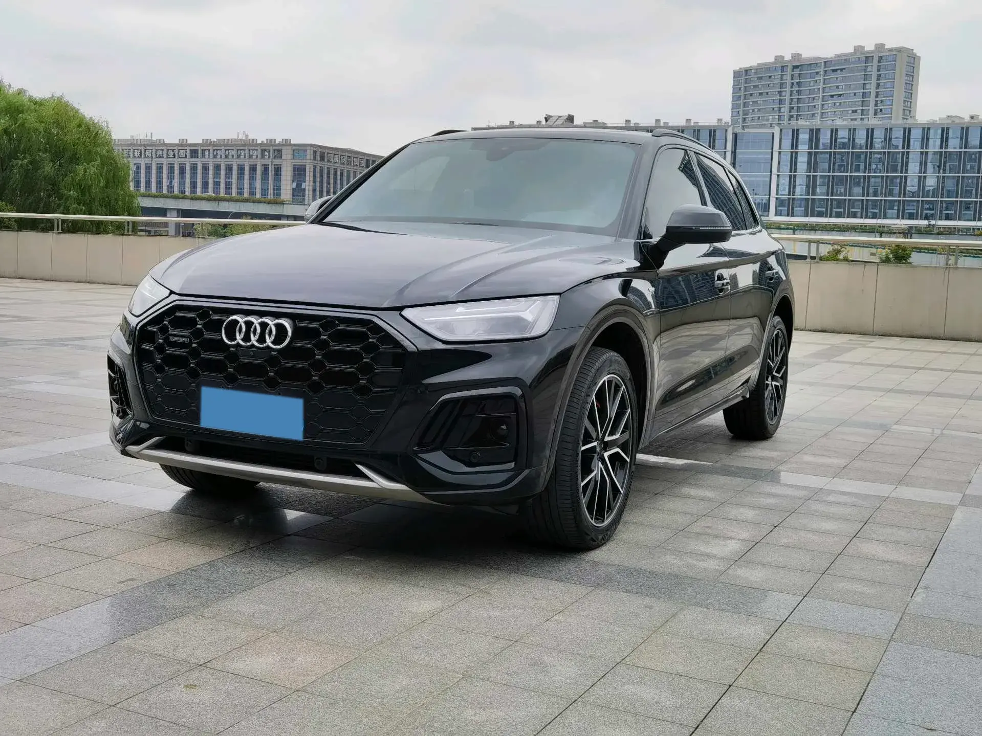 2023 AUDI Q5L view 1