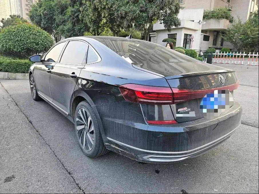 2023 VOLKSWAGEN PASSAT thumbnail 4