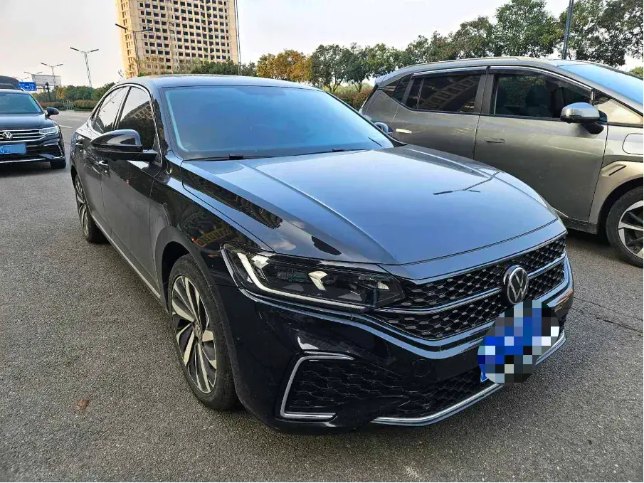 2023 VOLKSWAGEN PASSAT thumbnail 3