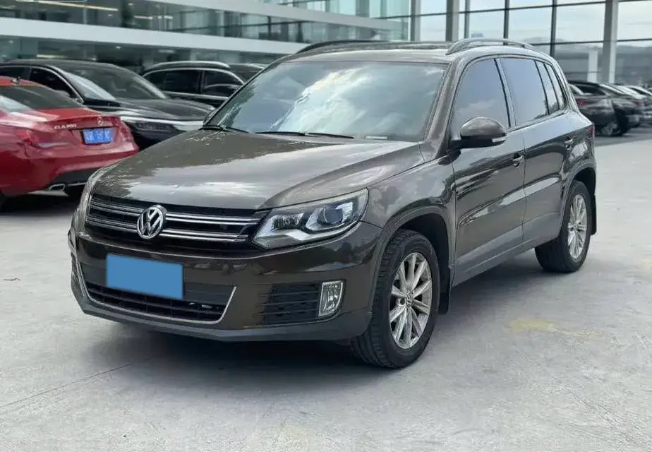 2017 VOLKSWAGEN TIGUAN view 1