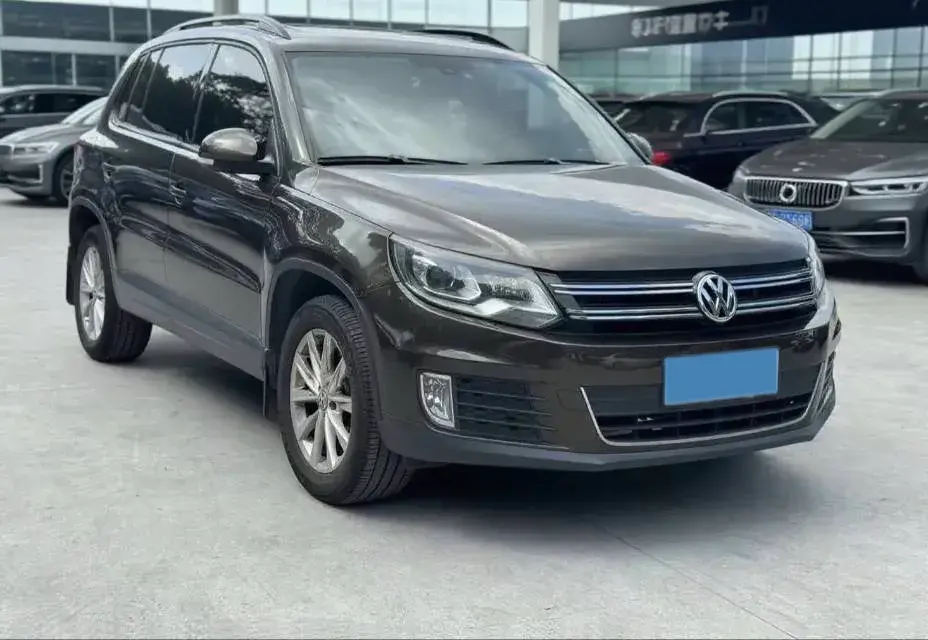 2017 VOLKSWAGEN TIGUAN thumbnail 3