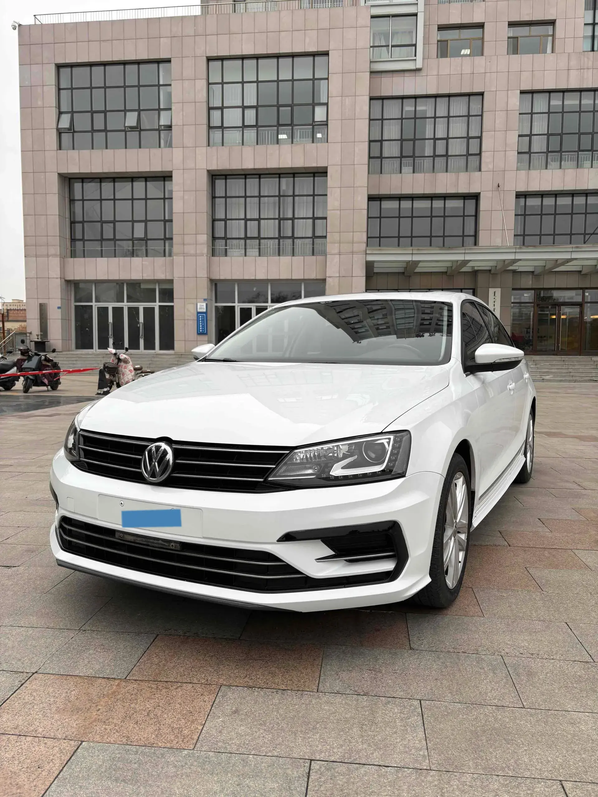 2018 VOLKSWAGEN SAGITAR view 1
