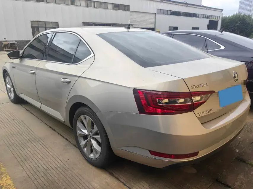 2018 SKODA SUPERB thumbnail 4