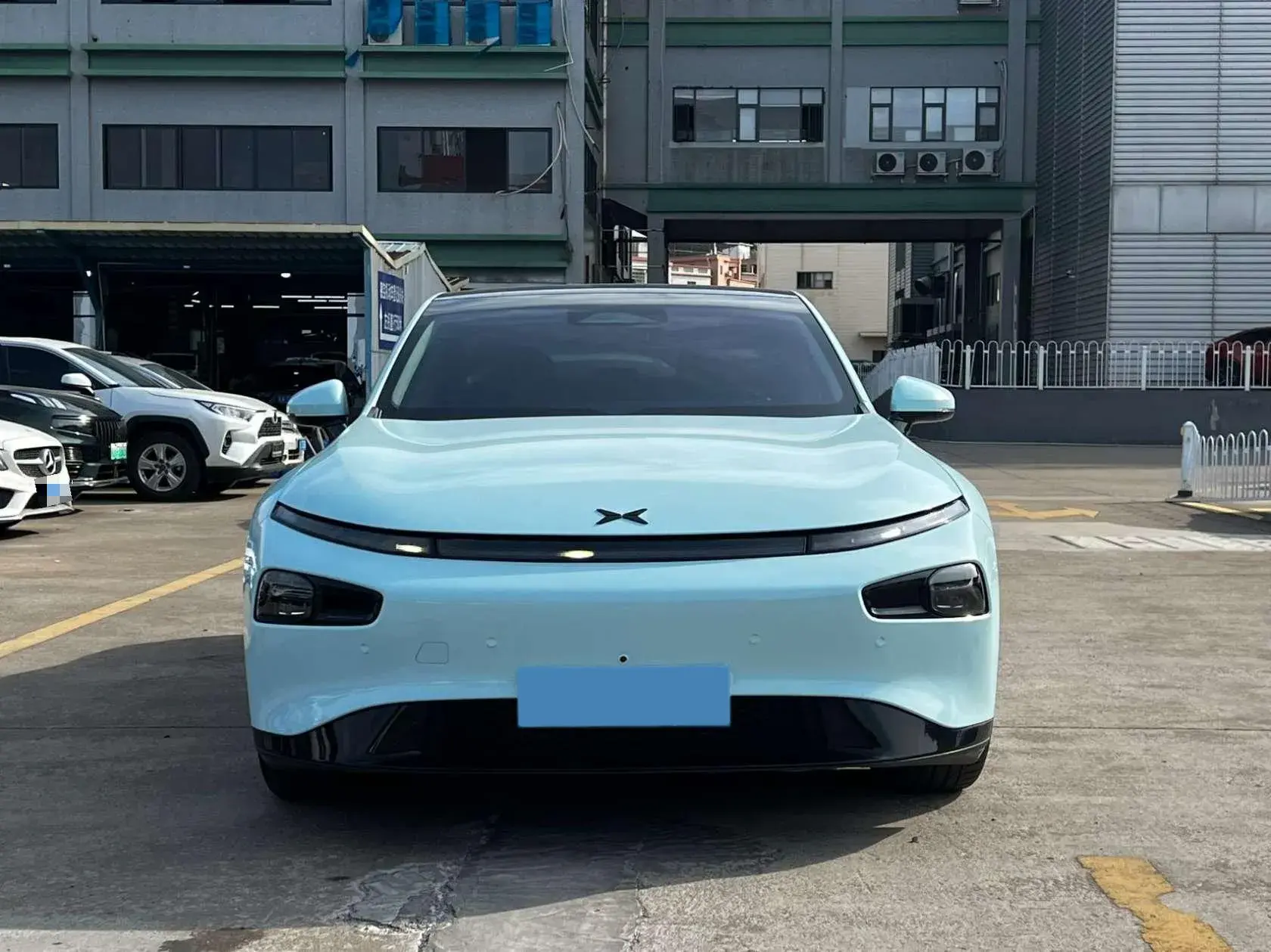 2023 XPENG P7 thumbnail 2