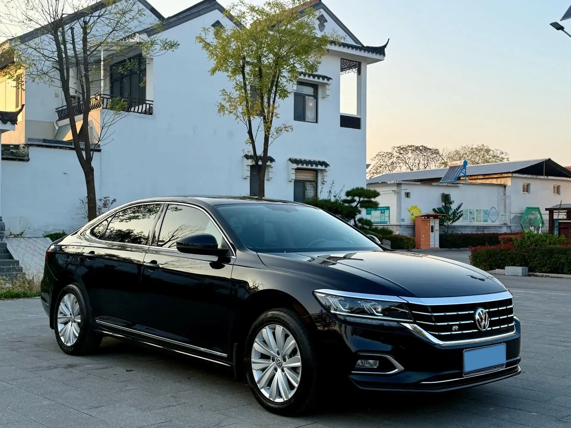 2019 VOLKSWAGEN PASSAT thumbnail 3