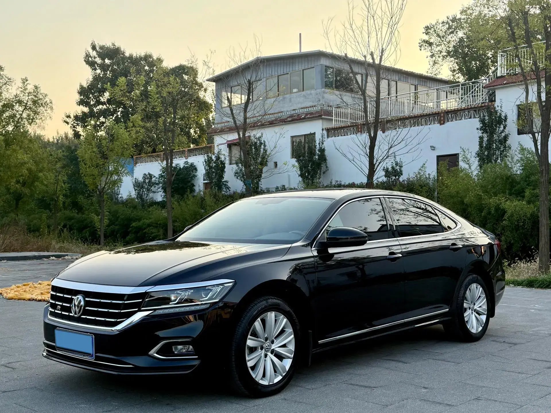 2019 VOLKSWAGEN PASSAT view 1