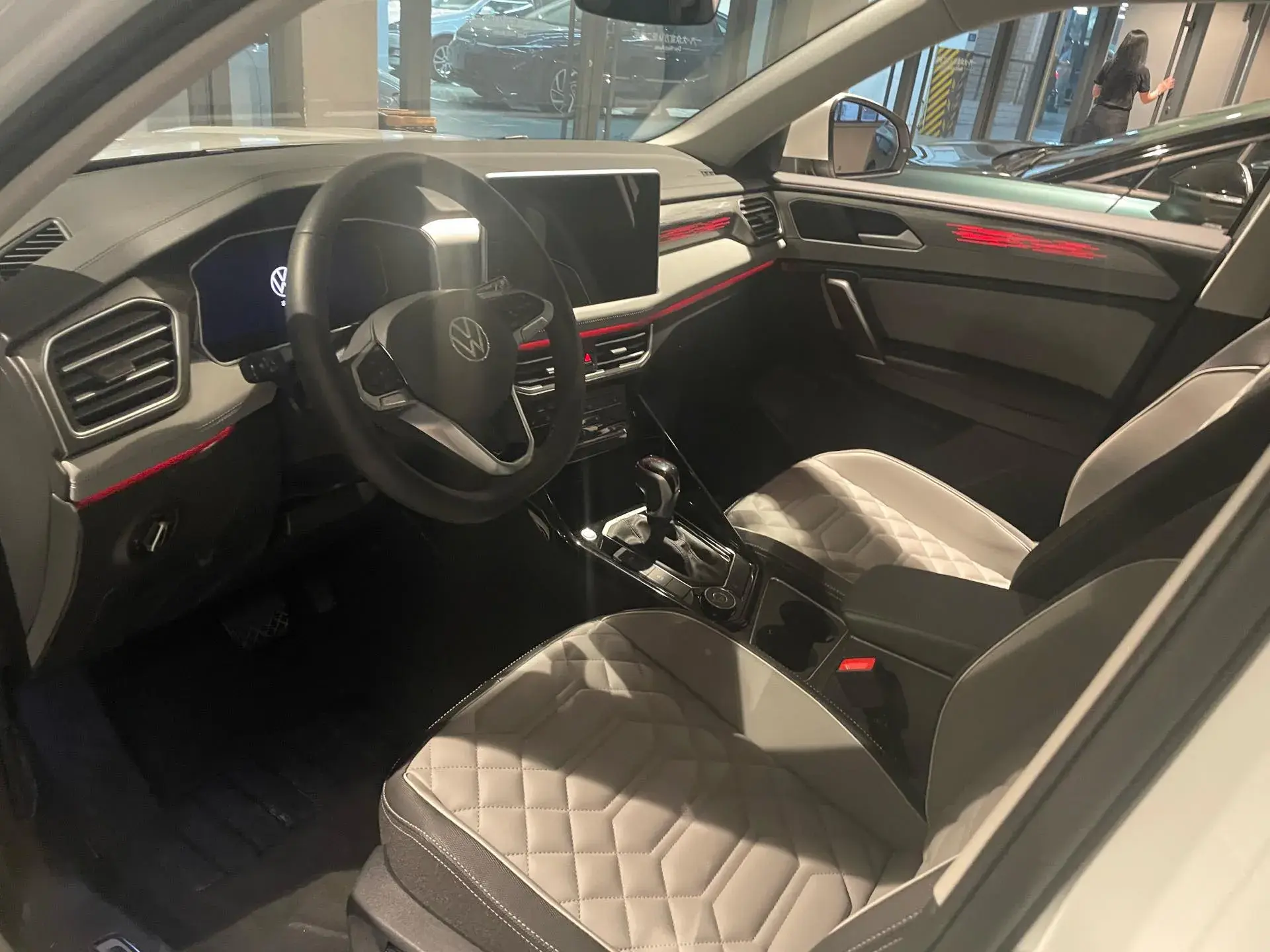 2023 VOLKSWAGEN TAYRON thumbnail 2