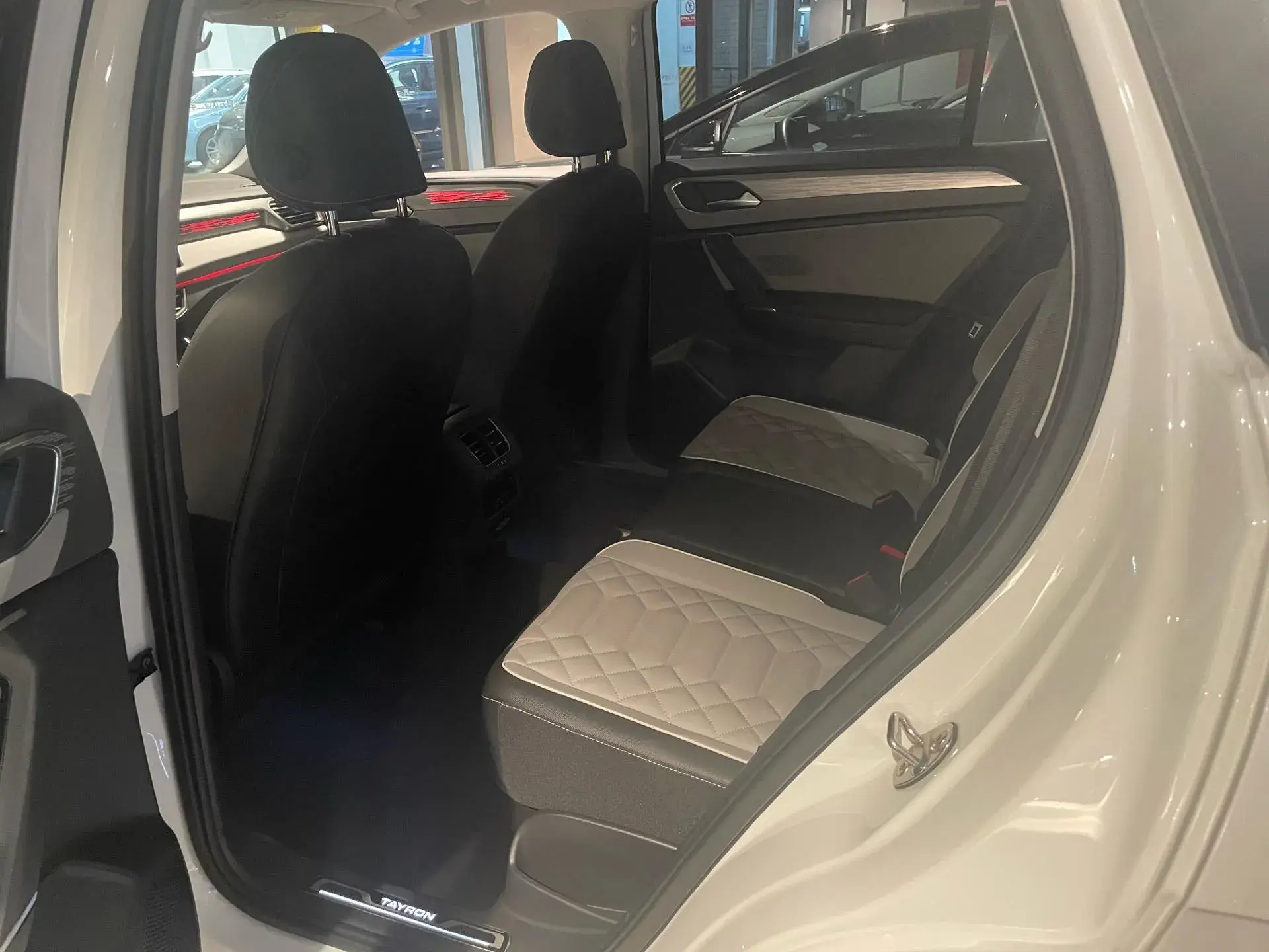 2023 VOLKSWAGEN TAYRON thumbnail 4