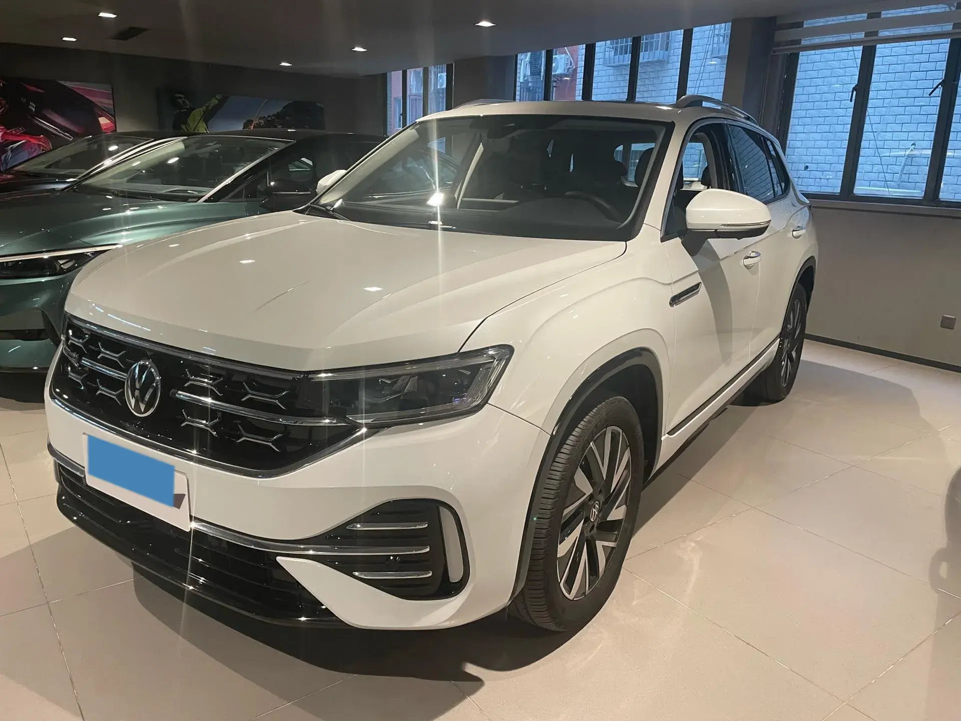 2023 VOLKSWAGEN TAYRON view 1
