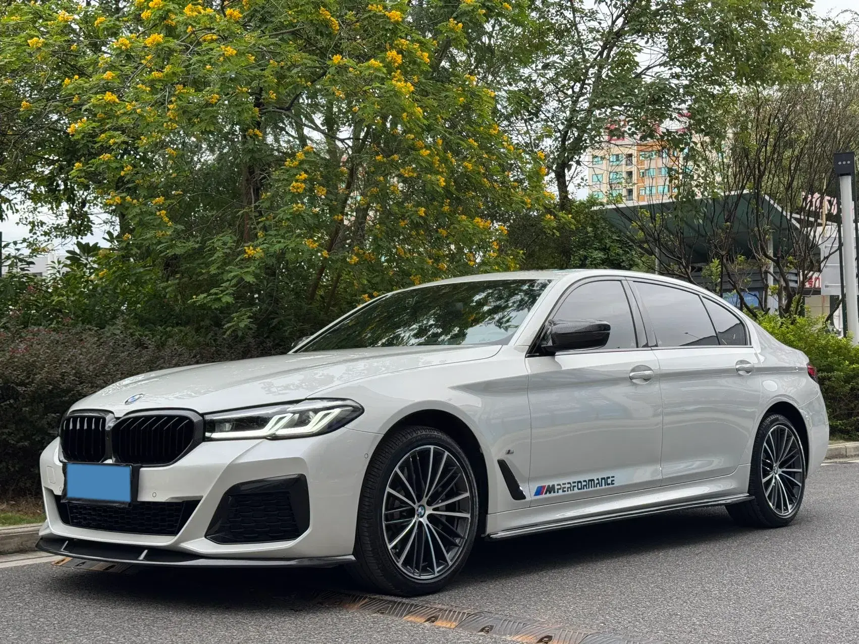 2022 BMW 5 view 1