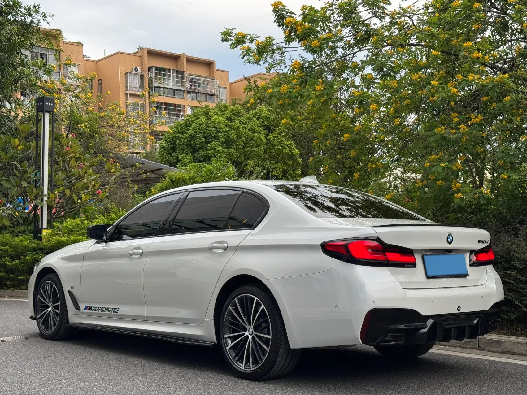 2022 BMW 5 thumbnail 3