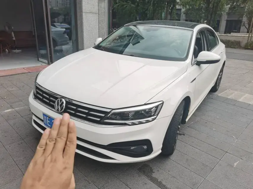 2021 VOLKSWAGEN LAMANDO view 1