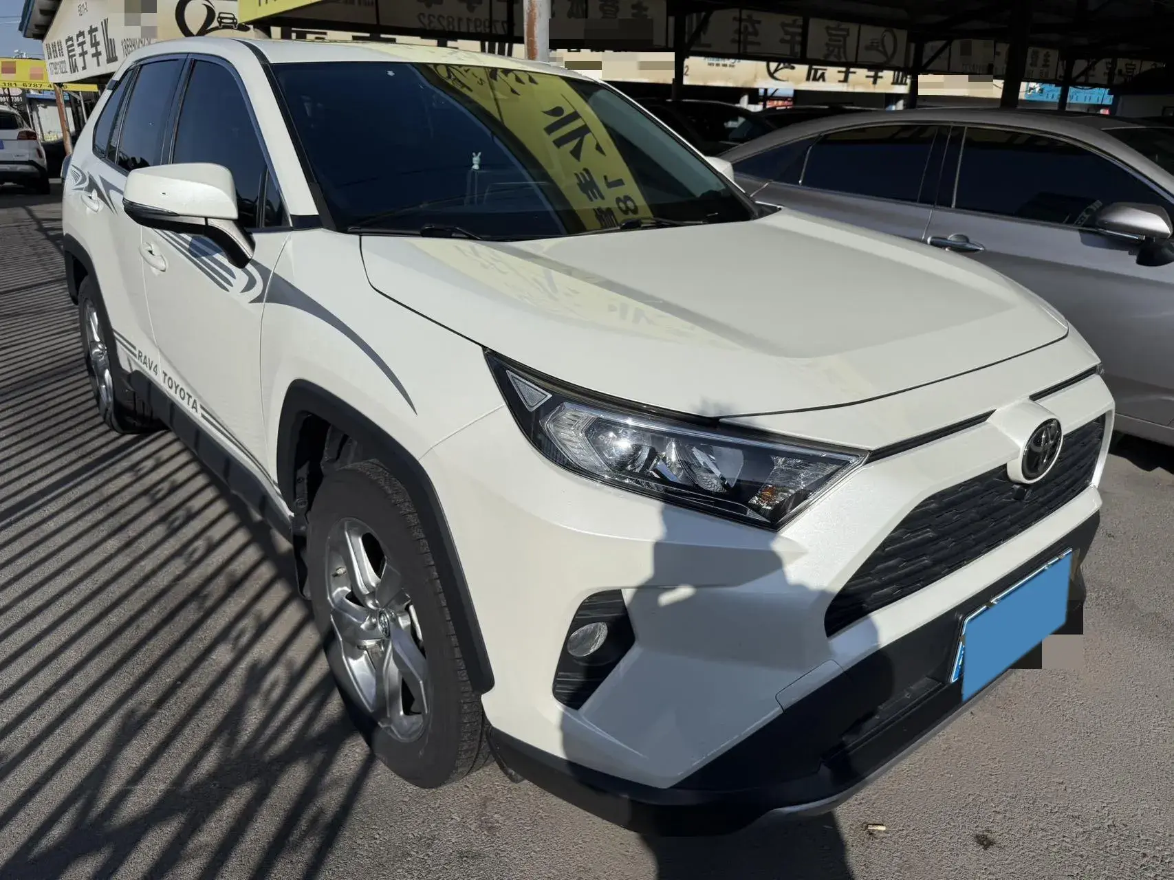 2020 TOYOTA RAV4 thumbnail 3