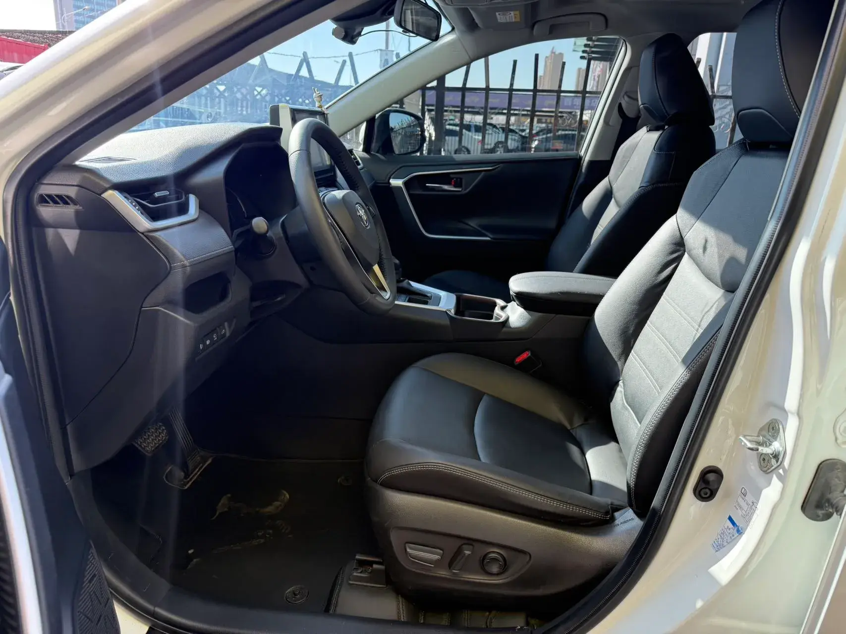 2020 TOYOTA RAV4 thumbnail 4