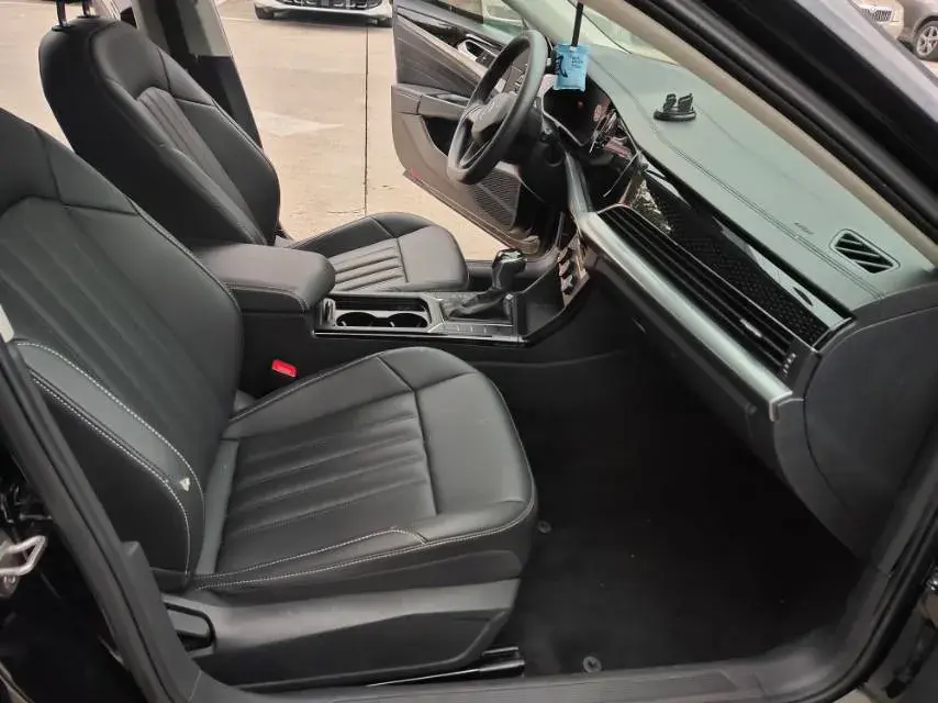 2022 VOLKSWAGEN PASSAT thumbnail 4