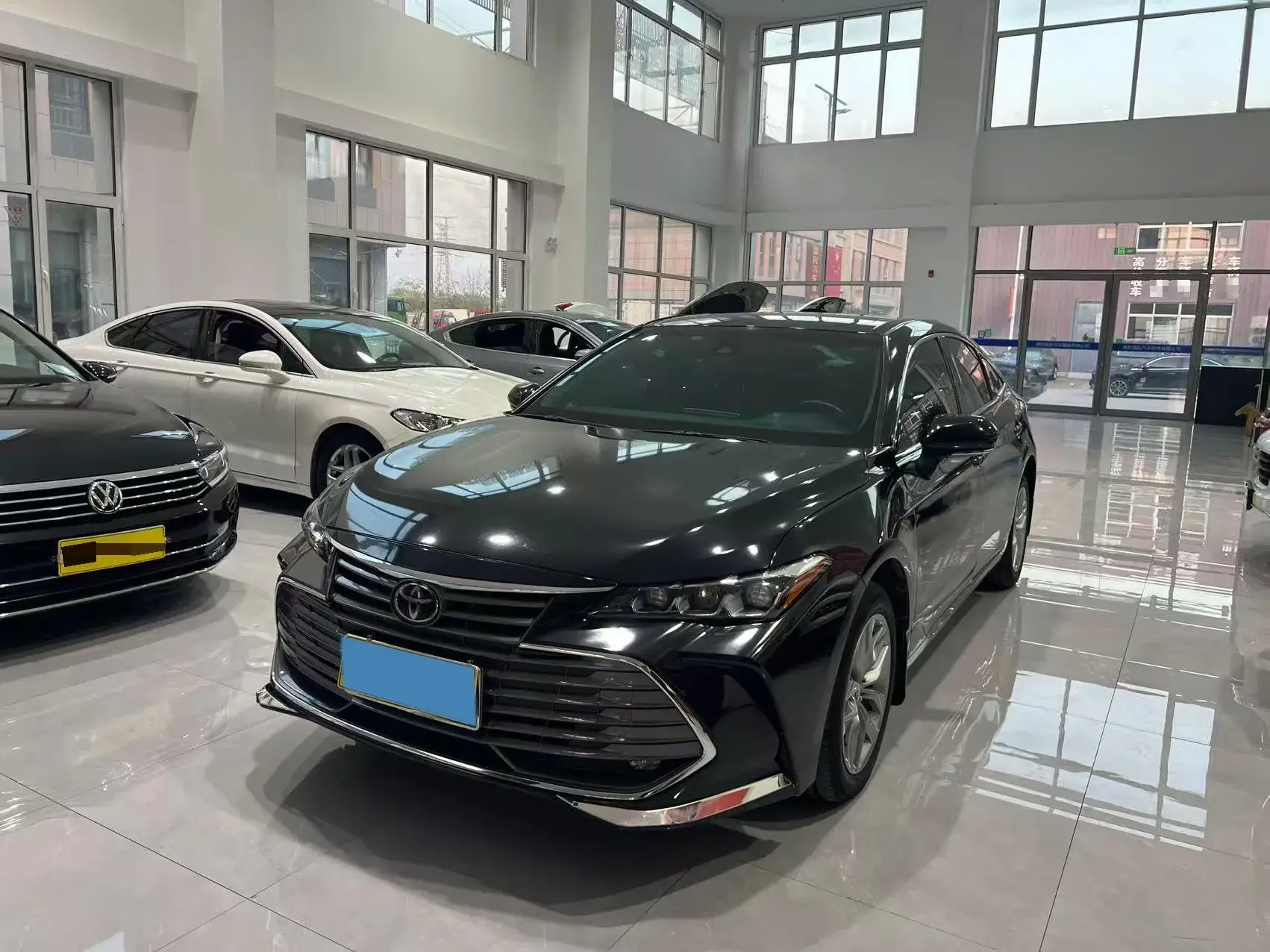 2019 TOYOTA AVALON view 1