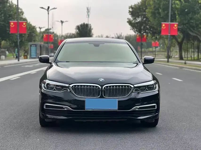 2020 BMW 5 thumbnail 2
