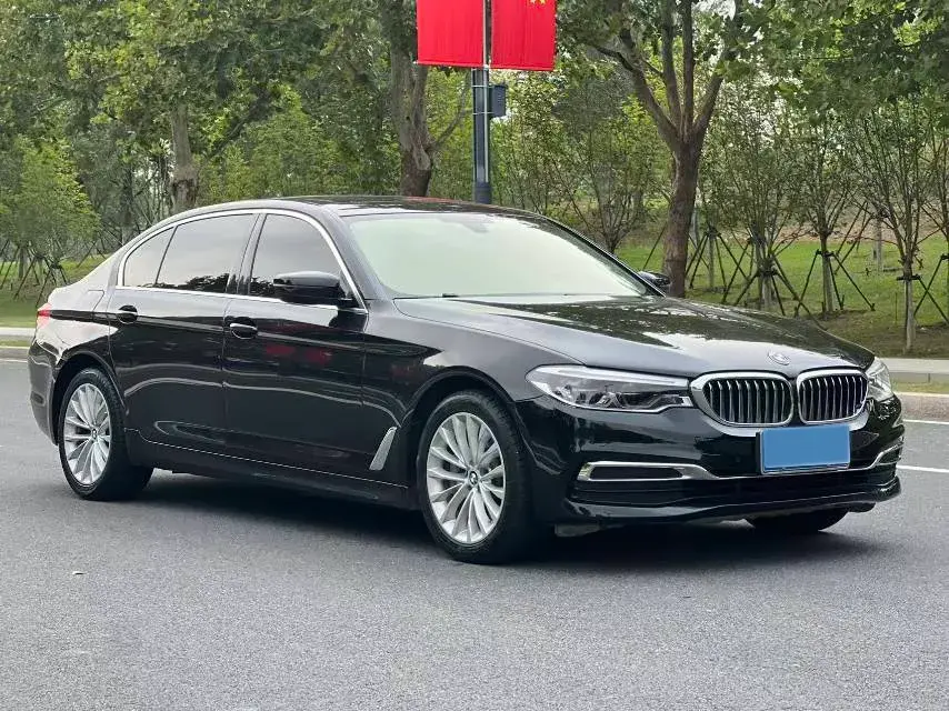 2020 BMW 5 thumbnail 3