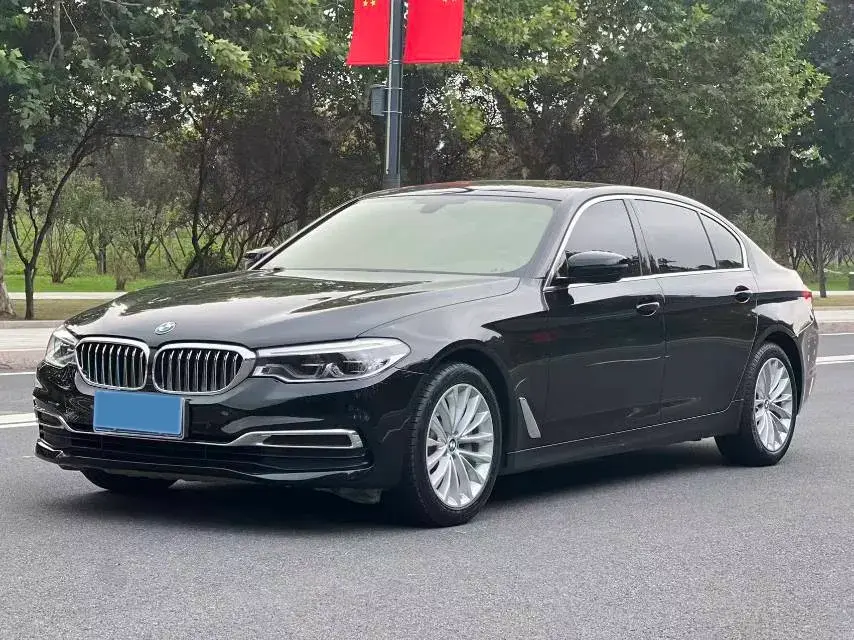 2020 BMW 5 view 1