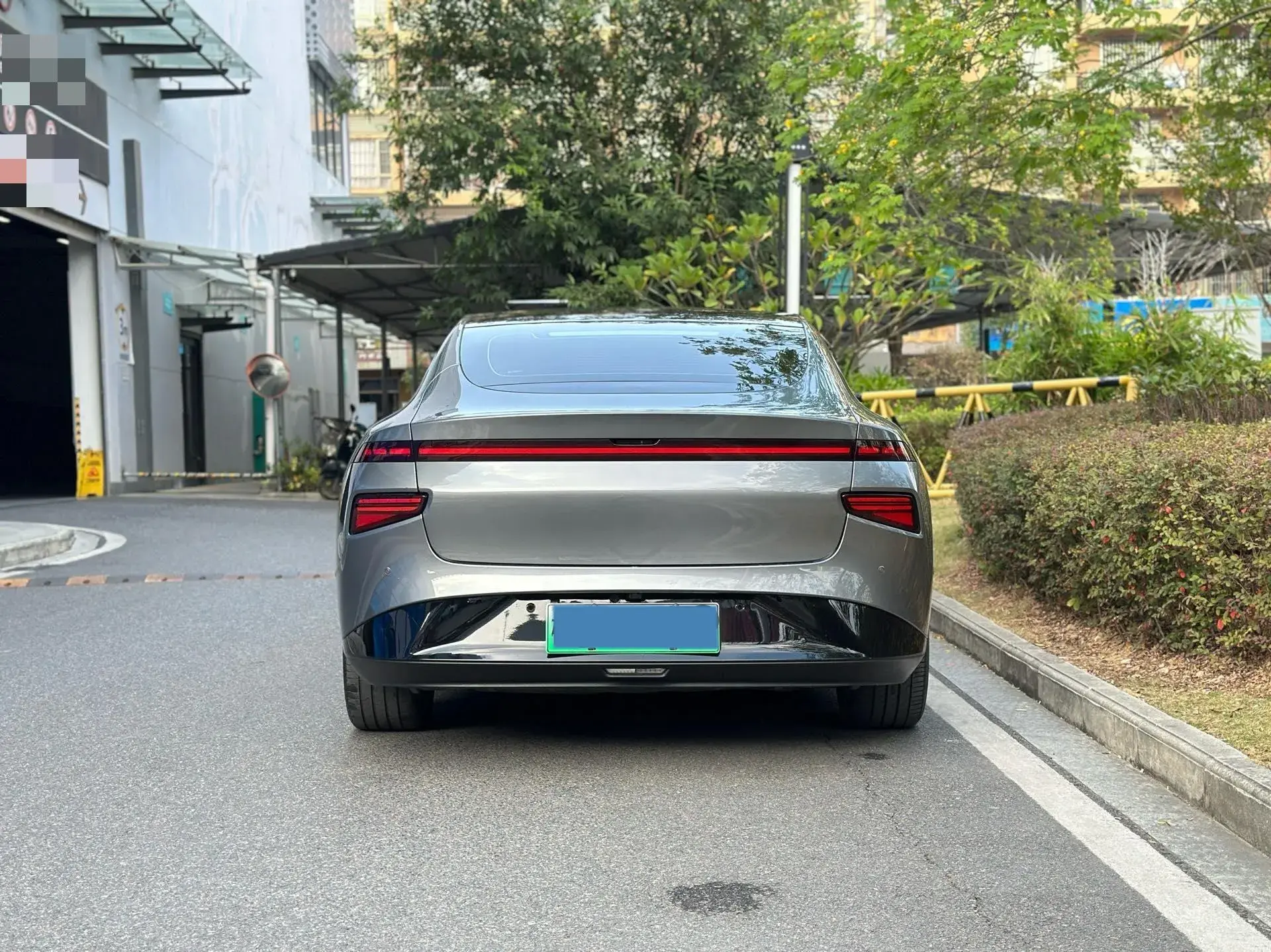 2020 XPENG P7 thumbnail 4