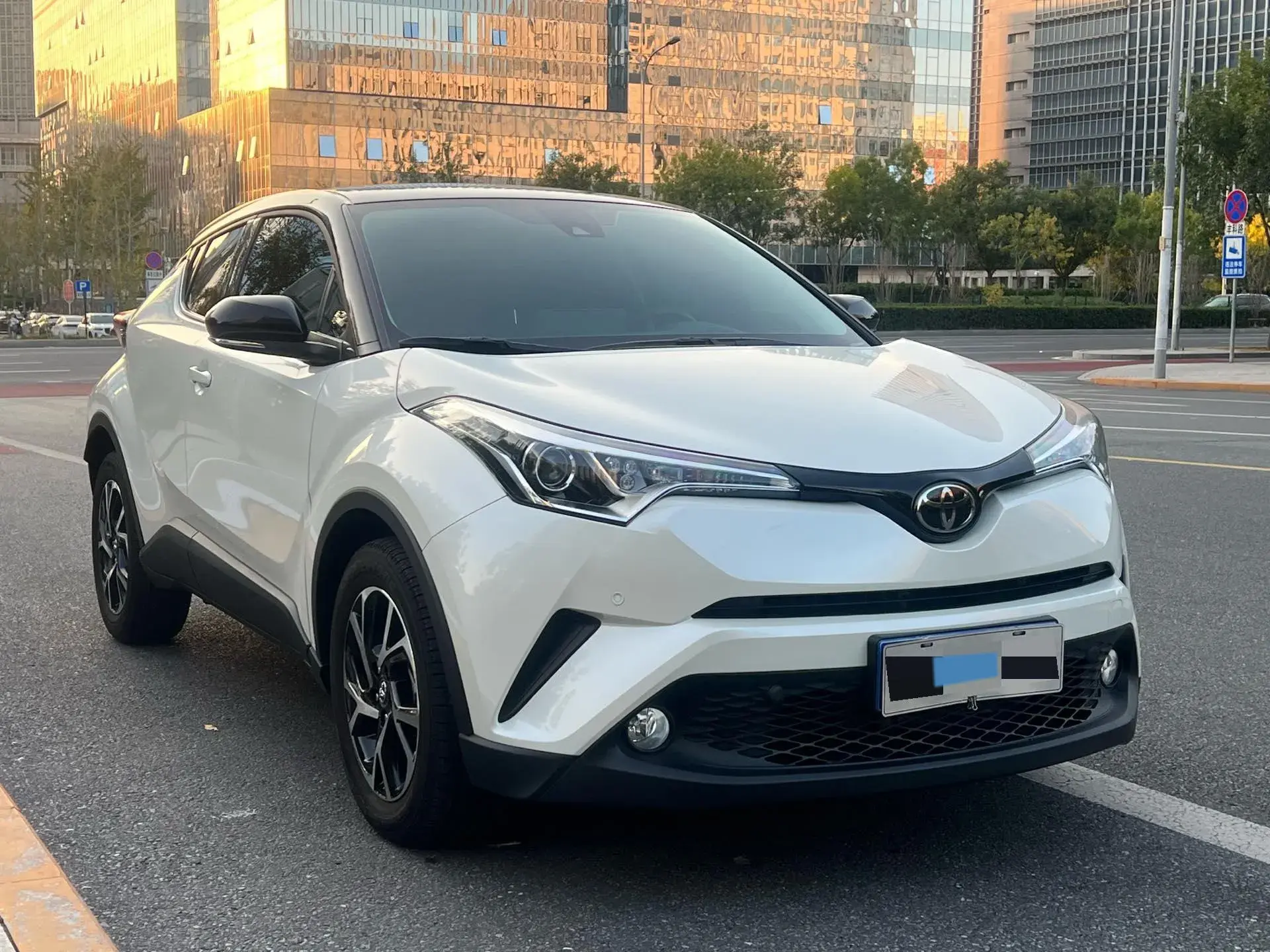2018 TOYOTA C-HR thumbnail 3