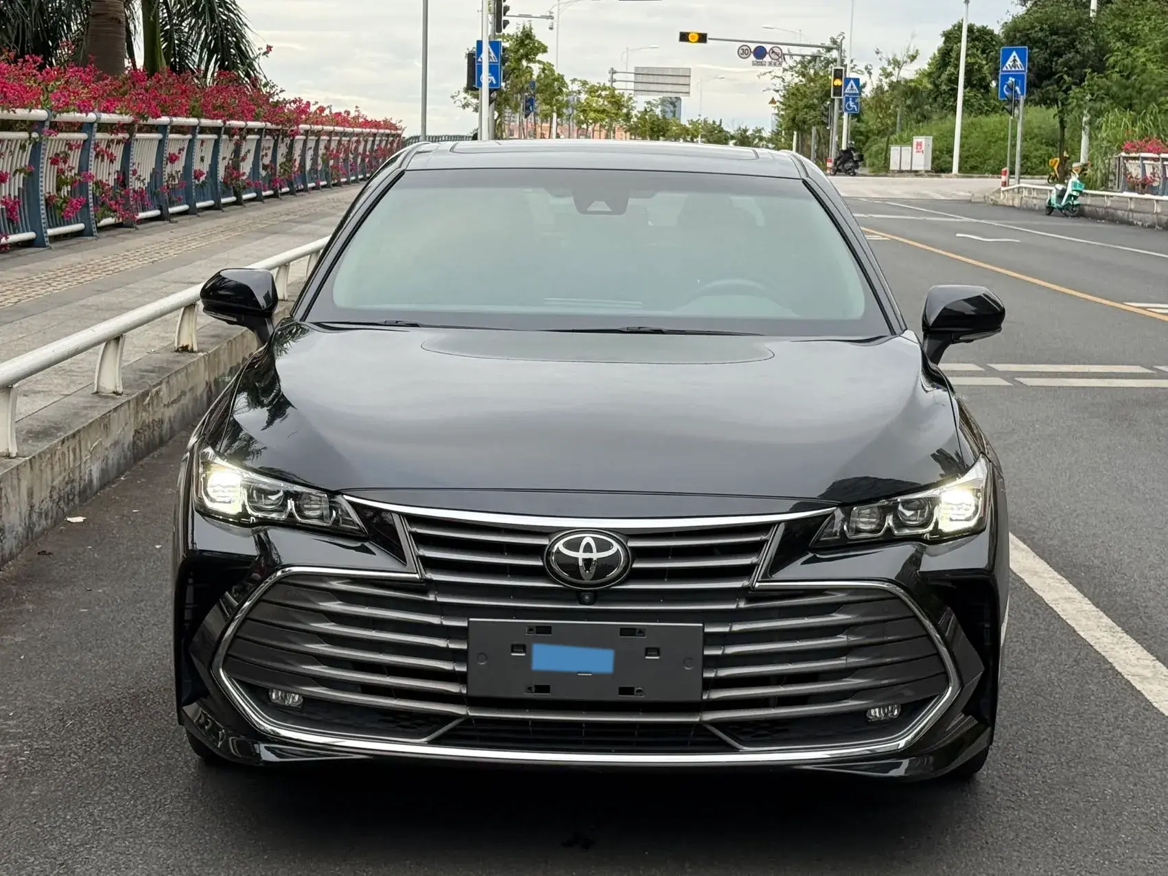 2019 TOYOTA AVALON thumbnail 2